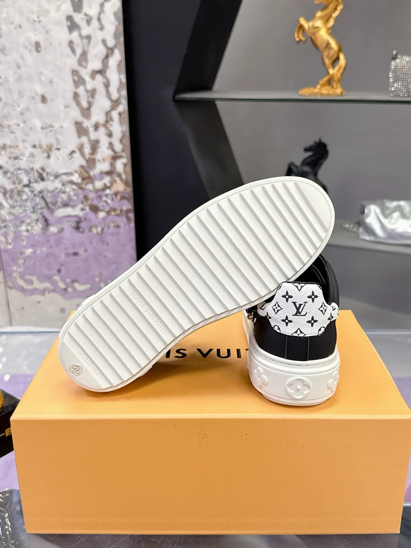 Factory price: 640💰 Louis Vuitton Louis Vuitton 25ss new style💗 Presbyopic chain sneakers, white shoes, many Internet celebrity fashion bloggers plant grass, simple shoe shape grid design, brand LOGO embossing, hardware buckle, presbyopic stitching, LV Circle rubber patch on the tongue with rich details 🌹 Original custom silk cowhide on the upper, water-dyed cowhide on the inside, one-piece molding process EVA feet 😄 Original open molded T men's shoes 💰U outsole LV white shoes series Size: 35-40